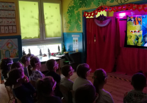 Przedszkolaki oglądają przedstawienie Alicja online