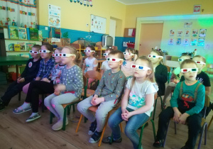 Dzieci oglądają spektakl