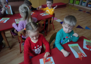 Dzieci wykonują pracę techniczną - Wulkan
