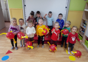 Przedszkolaki bawią się dinozaurami zrobionymi z balonów