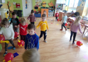 Przedszkolaki bawią się dinozaurami zrobionymi z balonów