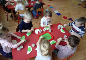 Dzieci wykonują pracę techniczną Dinozaur