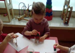 Stemplowanie dinozaura z papieru gąbką zamoczoną w farbie