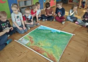 Dzieci oglądają mapę Polski
