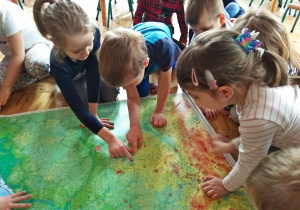 Dzieci pokazują góry na mapie Polski
