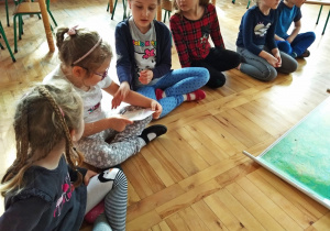 Dzieci oglądają mapę Polski