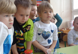 dzieci obserwują końcowy efekt doświadczenia