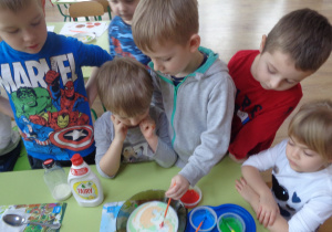 Chłopiec dodaje kolejny kolor farby