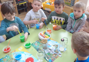 Dzieci mieszają z wodą kolory farb