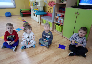Przedszkolaki trzymają w dłoniach instrumenty perkusyjne