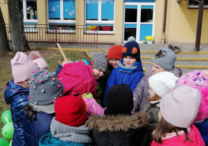Dzieci chowają do worka Marzannę