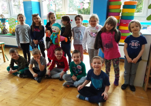 Dzieci pozują do zdjęcia z kukłą Marzanny