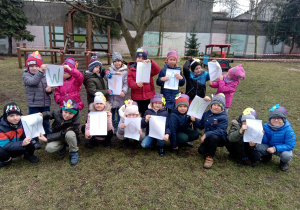 Zdjecie grupowe dzieci z Marzanną