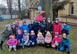 Zdjecie grupowe dzieci z Marzanną przy starym drzewie