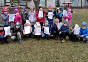 Zdjecie grupowe dzieci z napisem Witaj wiosno