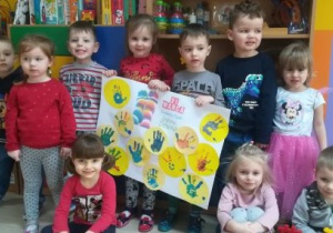Dzieci prezentują wykonany wspólnie plakat