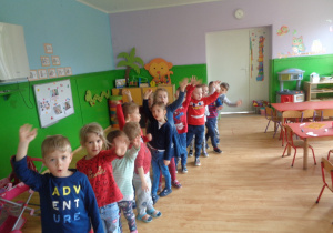 Dzieci wykonały przy muzyce pociąg do Krainy Tolerancji