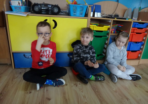 Dziecko mówi w języku migowym "do widzenia"