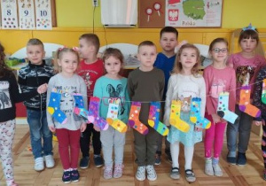 Zdjęcie grupowe dzieci z kolorowymi skarpetkami z papieru