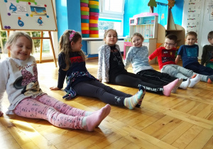 Dziewczyny pokazują nogi z założonymi kolorowymi skarpetkami