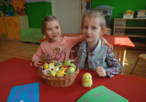 Dziewczynki życzą wszystkim Wesołych Świąt
