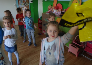 Dzieci biegają po sali szukając różnych przedmiotów