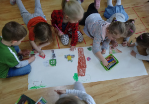 Dzieci wykonują plakat nt. -Moja Ziemia