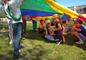 Dzieci bawią się z zabawę Ul pełen pszczół