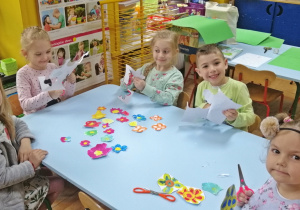 Dzieci pracują w zespole podczas przygotowania laurki dla mam