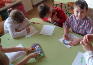 Dzieci rysują portrety mam