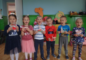 Dzieci śpiewają piosenkę pt."Uściski dla Mamy"