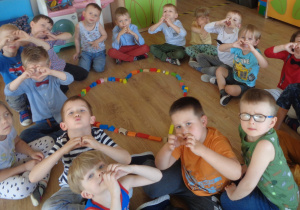 Dzieci tworzą z dłoni symbol serca