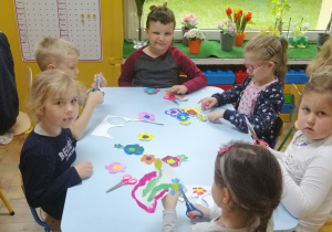 Dzieci wycinają kwiaty na laurkę dla mam