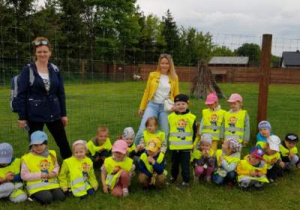 4 latki pozują do zdjęcia grupowego
