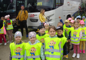 Dzieci idą zwiedzać zoo po wyjściu z autokaru