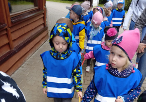 Dzieci ida parami na terenie zoo