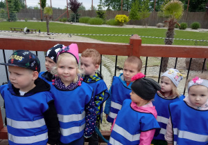 Dzieci stoją na pomoście
