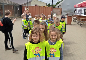 Dzieci z grupy 6 latków spaceruja w zoo