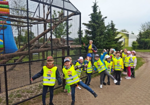 Dzieci oglądają małpy w klatce