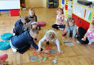 Dzieci dodają i odejmują na zbiorach zwierząt