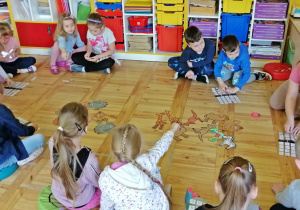 Dzieci porównują liczbę zwierząt w zbiorach
