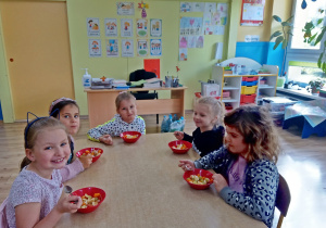 Zosia,Pola ,Hania,Amelka i Wiktoria jedzą sałatke owocową