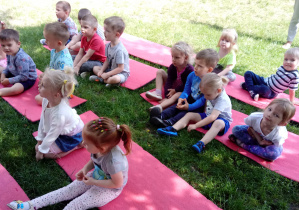 Dzieci na zajęciach bibliotecznych w ogrodzie