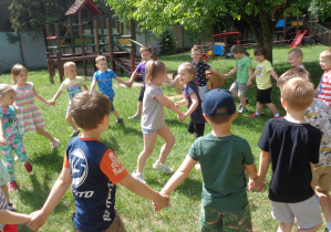 Przedszkolaki uczestniczą w zabawie Zupa kuchareczki