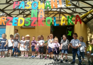 Dzieci występują na pasowaniu na przedszkolaka