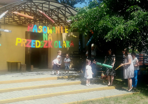 Pani dyrektor pasuje dziewczynkę na przedszkolaka