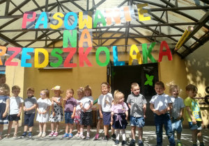 Przedszkolaki śpiewają piosenkę dla rodziców