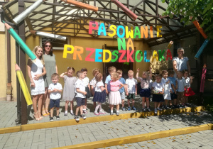 Zdjęcie grupowe w trakcie uroczystości pasowania