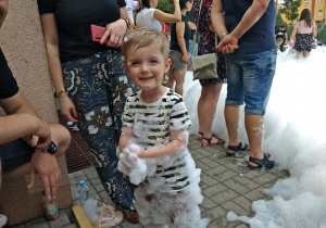 Chłopiec pozuje do zdjęcia po wyjściu z piany