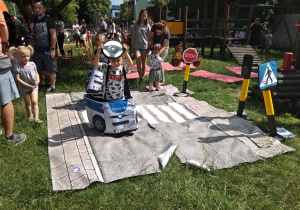 Dzieci bawią się na macie edukacyjnej
